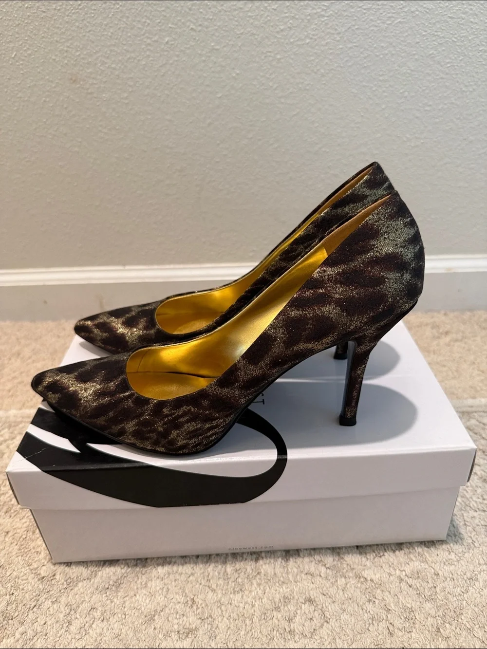 NIB Nine West Size 9.5M Pointy Toe Stiletto Animal Print Glittery Metallic Gold